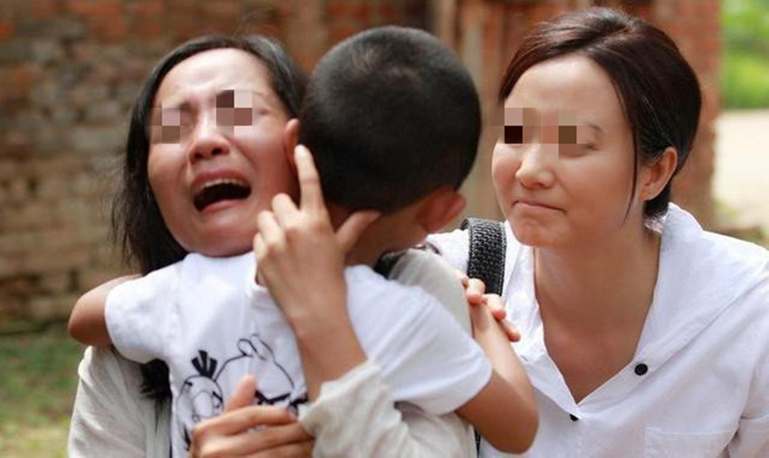  人贩子|人贩子当众抱娃，一口反咬孩子妈是“贼”，妈妈急中生智扭转局面