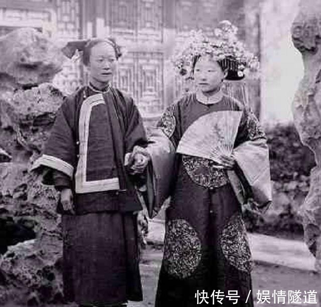 洗脚|丫环帮少爷洗脚，看了脚后，少爷：我娶你！后生下一子家喻户晓