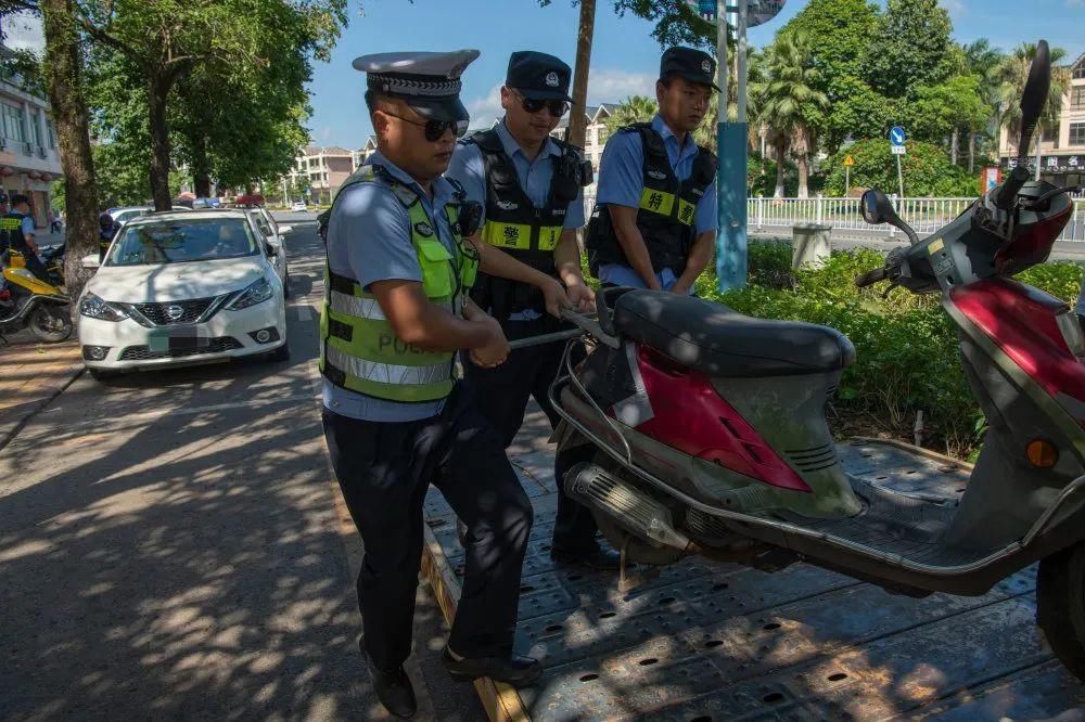 蜀黍|出手了鼎湖警察城管蜀黍合体大战“僵尸车”