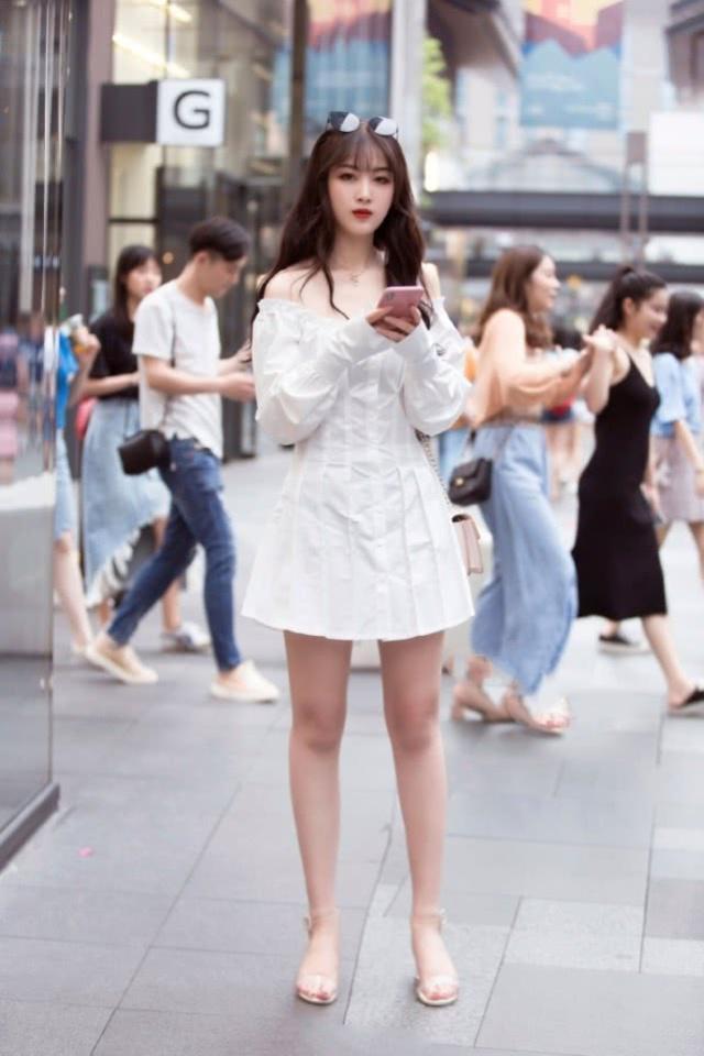  搭配|街拍：化了淡淡的妆的美女，蓝灰色的西装裙搭配，看起来帅气大方