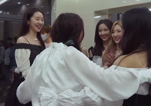  希林娜依高|孟美岐猜测下一届团王是硬糖少女303，希林不直接面对，没信心