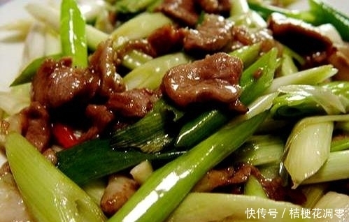 光盘|家常大葱炒牛肉这么做才有营养,鲜嫩香可口,上桌就光盘