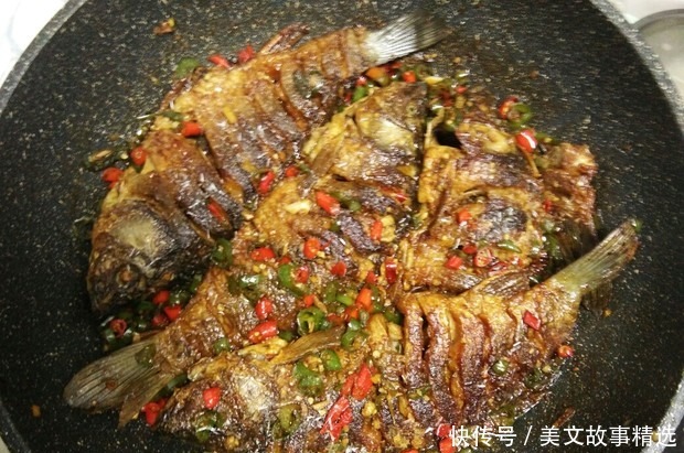 易学|无保留分享《煎焖鲫鱼》的做法,香味浓郁,做法简单易学