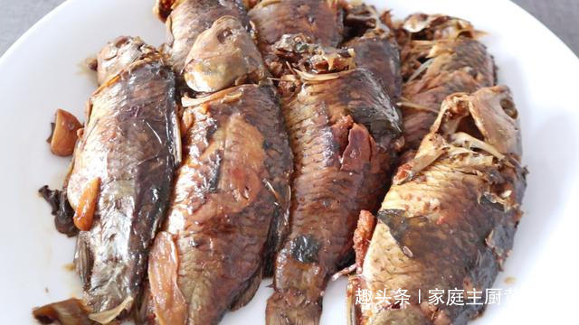 老人|鲫鱼刺多老人小孩不敢吃,小哥教你做香酥鲫鱼,连刺都是酥的