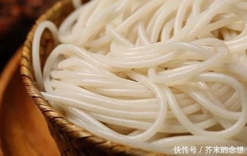  图五|七种造假食物，图五像在吃塑料，网友全部都吃过，我没救了