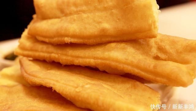 面粉|怎样能炸出美味的油条大厨透漏,学会3步,有面粉就能炸出油条