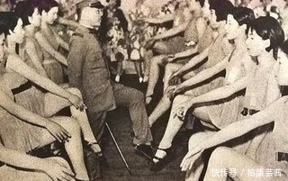 疯狂|二战老照片:战争时期日本女人比男人更疯狂,持枪上战场