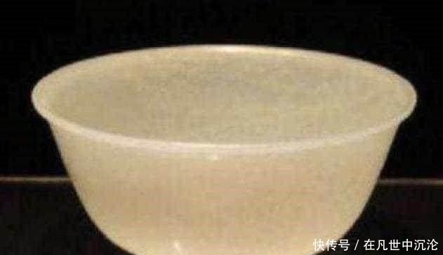 确认|老人拿出一只玉碗,称祖先从溥仪手中买来,碗底四个字让专家确认