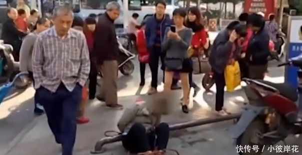 被绑|菜市场偷猪肉，女子被绑街头示众，市民驻足拍照围观