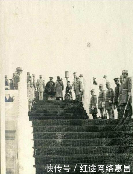 跪拜|揭秘：袁世凯身着龙袍登基仪式照片，现场祭祀官员头顶长羽毛跪拜