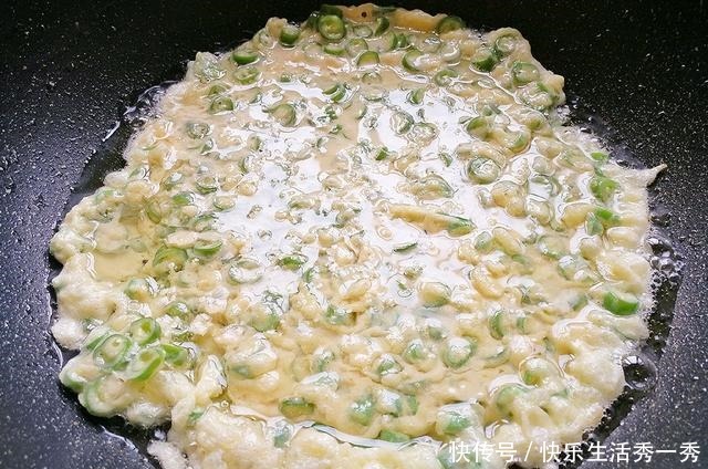 样食|原来青椒炒鸡蛋还能这样做,简单家常,多加1样食材,下饭特香