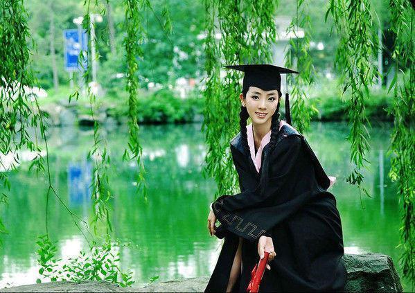 李思思|26岁主持春晚一夜成名，当红时期隐退嫁富豪，3年生下俩儿子！