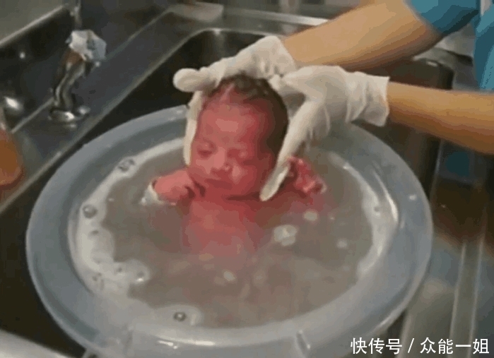 孩子|护士帮新生儿洗澡, 看着都害怕!