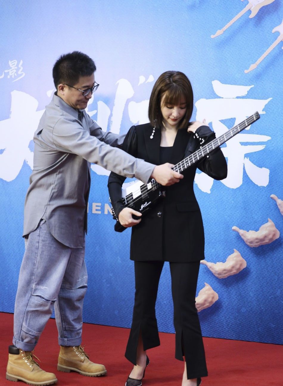  柳岩|40岁柳岩老了，黑西装空气刘海亮相，打扮年轻藏不住眼角皱纹