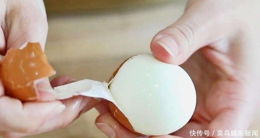  放水|煮鸡蛋时，别直接放水里，学会这样做，鸡蛋营养无细菌，蛋壳一碰就掉