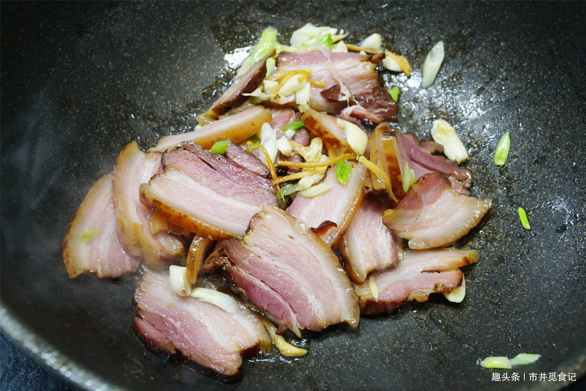 肥腻|炒腊肉时,万不能直接炒,否则又咸又肥腻,教你正确吃法