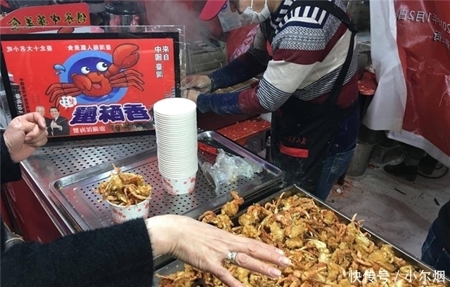 街头|父子街头卖“特色”小吃,15元一份遭哄抢,食客怎么吃都不够