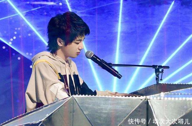 表演|华晨宇即兴表演被质疑,字幕一句话挽救,网友史诗级救场上映