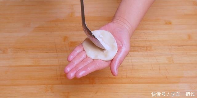 吃炸|想吃炸糖糕不用买,自己在家就能做,外酥里软不流糖,简单又好吃