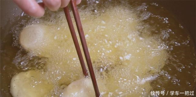 吃炸|想吃炸糖糕不用买,自己在家就能做,外酥里软不流糖,简单又好吃