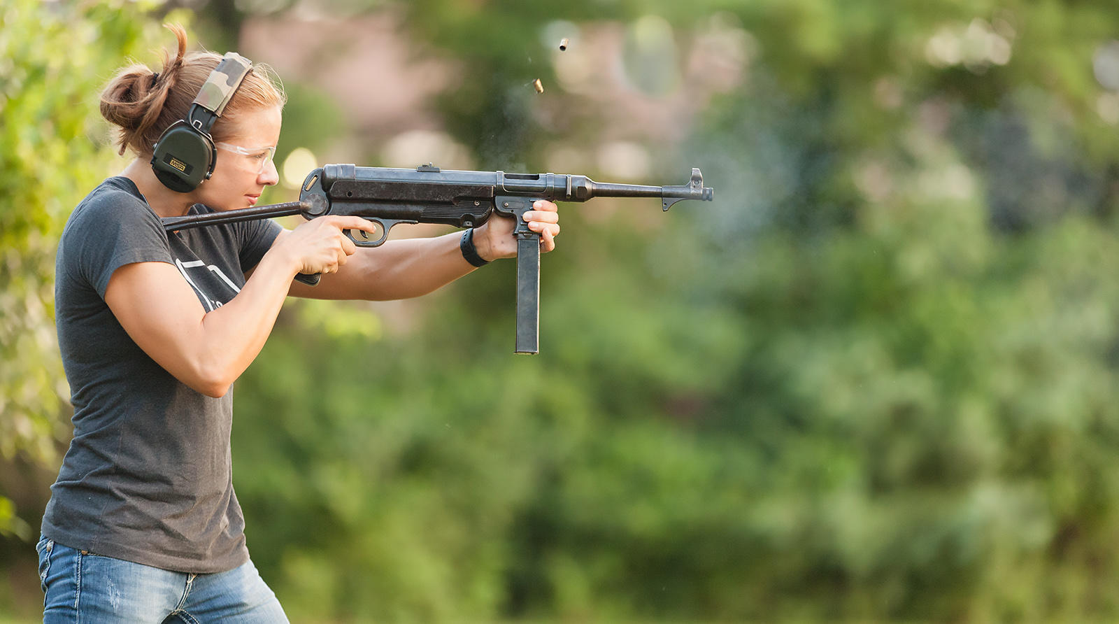  配备|野外遇到狼群，一支冲锋枪配备6个弹匣，也会变成“烧火棍”