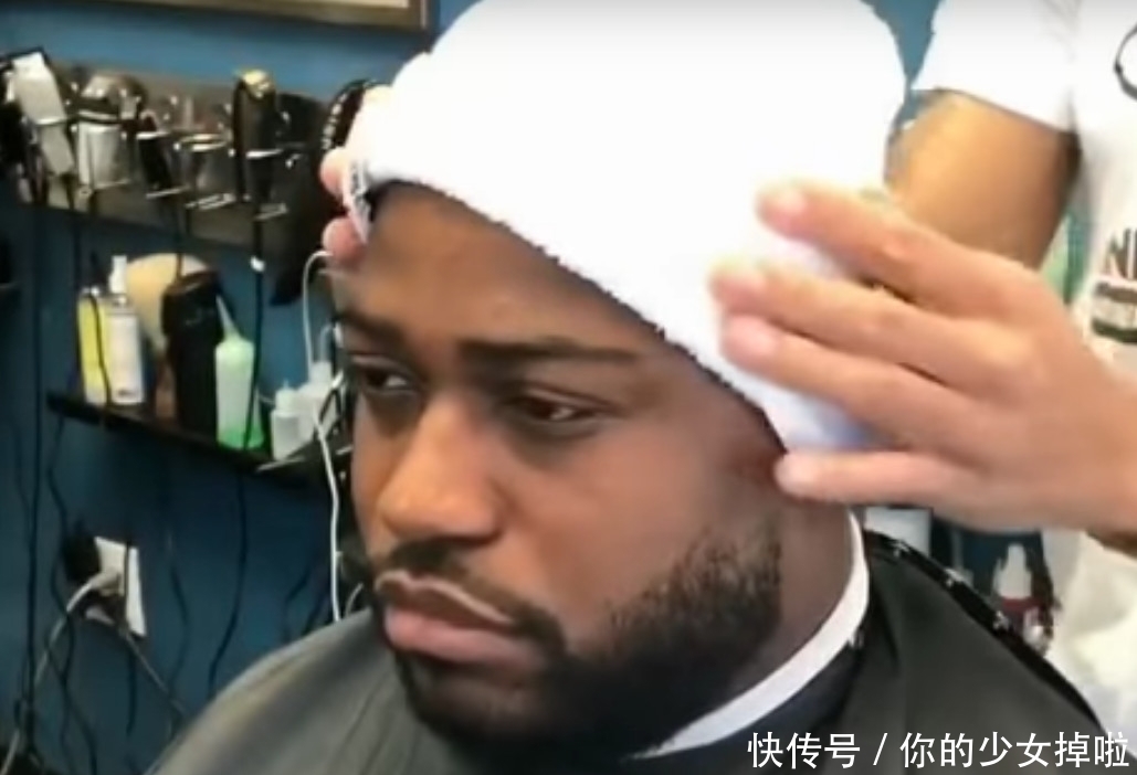 男子|光头男子理发被收1千块,自己觉得十分值得,自称变帅气