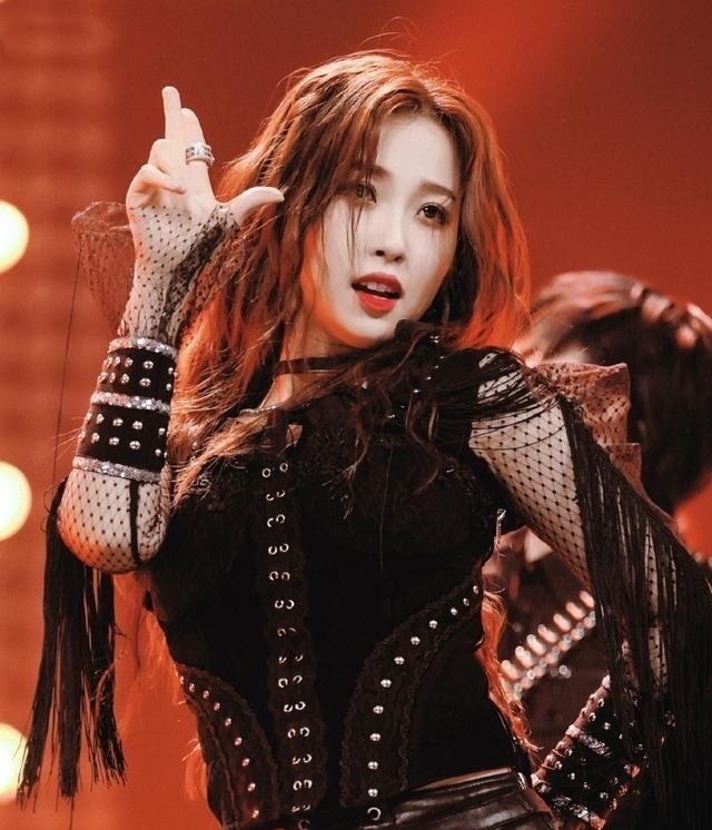 虞书欣|青春有你2总决赛,虞书欣没声音唱功翻车,小鬼看《猎》表情直接