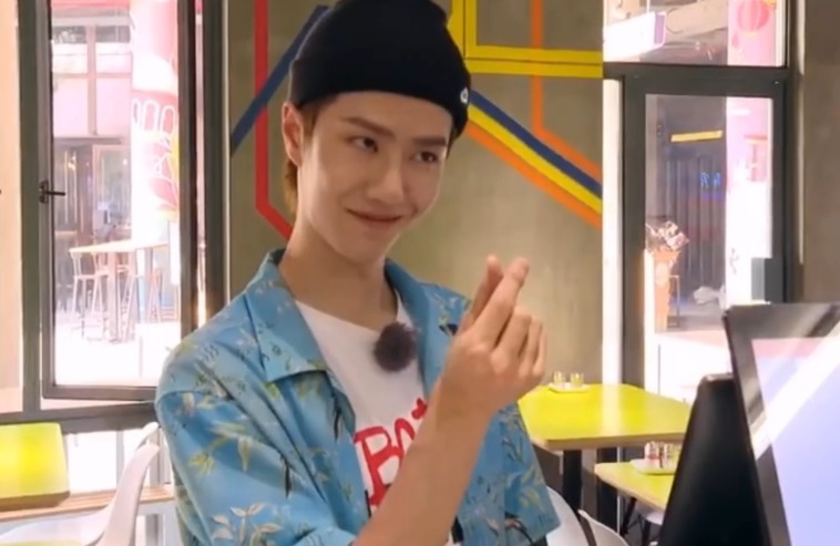 主动|王一博撒娇砍价,为买披萨主动卖萌比心,独吞芝士过分可爱