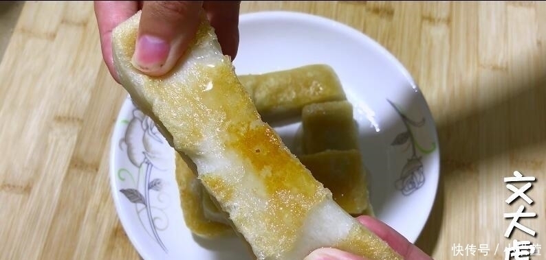  开水烫|糯米粉开水烫一烫，比年糕简单，比糍粑好吃，一学就会