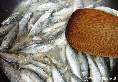 大厨|炸酥鱼裹蛋液?难怪不好看,大厨教我1招,鱼香酥嫩好吃,特抢手