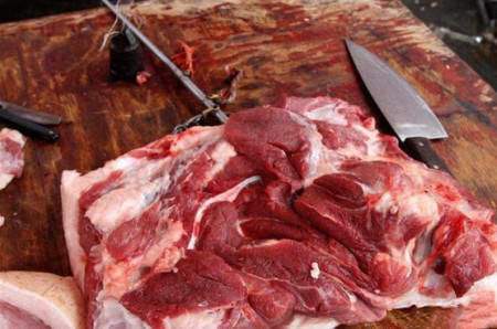猪肉|牛肉为啥挂着卖,猪肉却摆着卖今天终于明白,原来暗藏“猫腻”