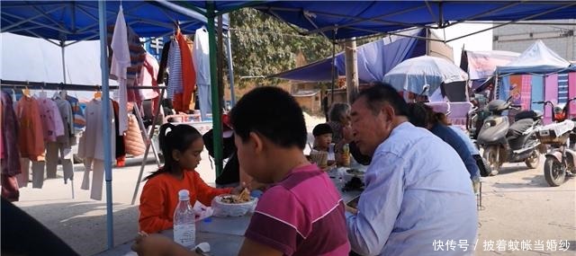 街头|大叔街头卖“少数民族”小吃,5元一份生意火爆,每天座无虚席!
