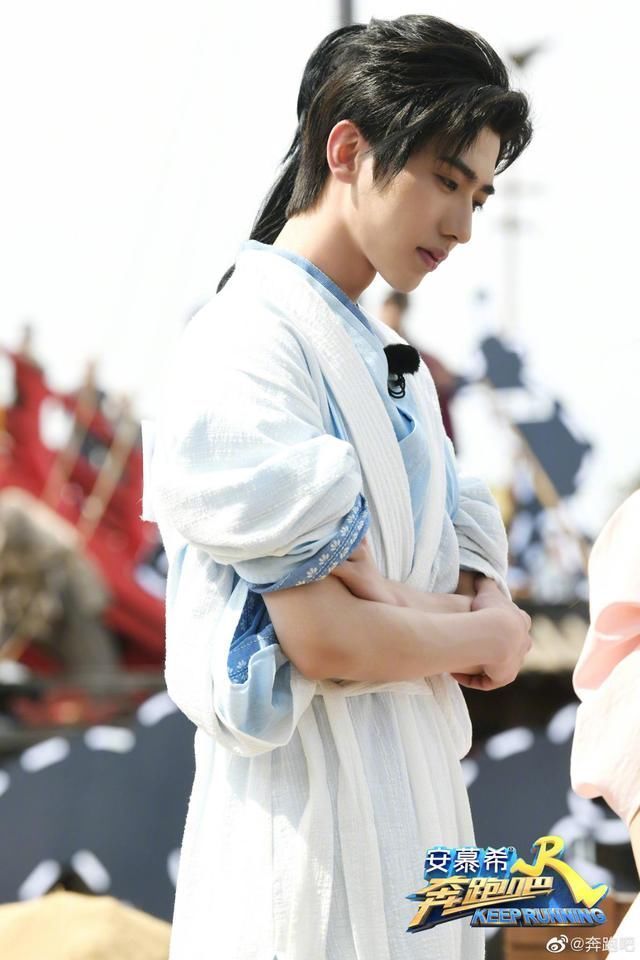 牛仔|又一对非官方认证CP蔡徐坤baby同框“奔跑吧”,俊男美女超养眼