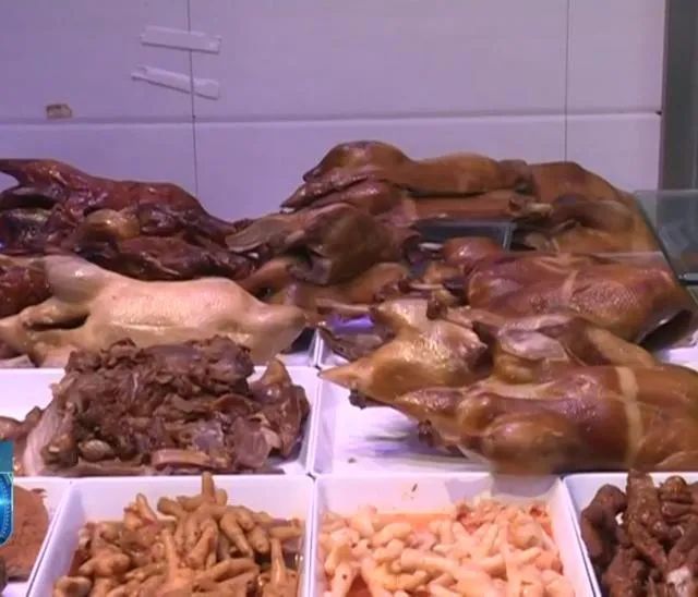 裤子|女士拿了只鸭子，然后放在衣服的裤子里面，盗窃行为被监控拍下