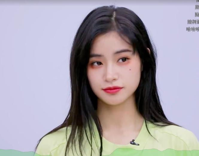 照片|段小薇《青你》淘汰后去吃火锅,路人随手拍下照片,与节目判若两人