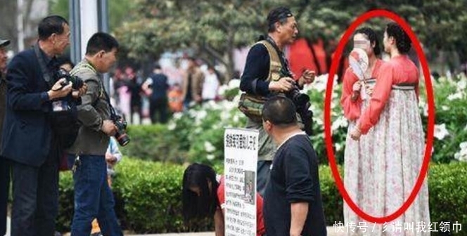 转头|年轻夫妻公园乞讨，路人却争相拍照，转头看身后被气炸了！