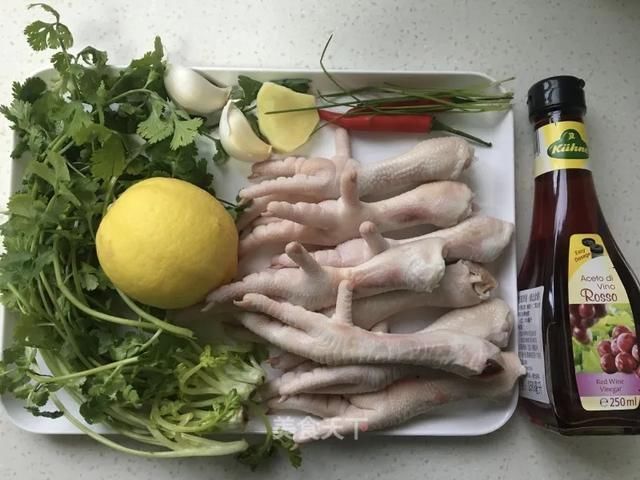 切成|这样做鸡爪真的太好吃了,越吃越上头!你们一定要试试看!