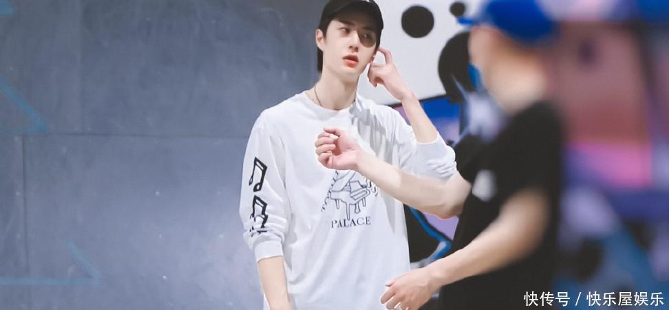 王一博|王一博与大魔王切磋街舞,找顶尖OG当滑板教练,保镖悠闲坐不住了