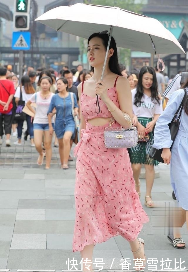 搭配|淡粉色的小裙子,搭配高跟小凉鞋,时尚又有气质