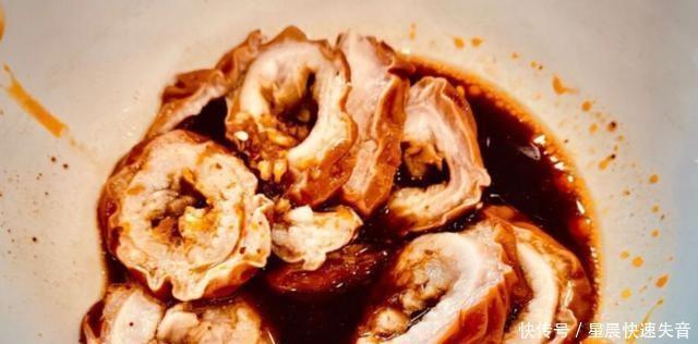 面馆|30多年来,这家面馆厚如指头,每天都挤满了人点餐