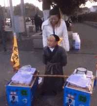 生意|搞笑GIF:这是卖烧饼的?挺形象,生意怎么样!