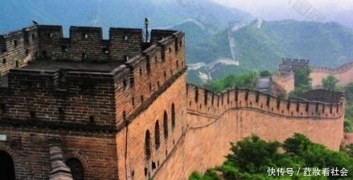 如今|中国第一个喝可乐的人,1979年在长城拍下照片,如今过得怎么样?