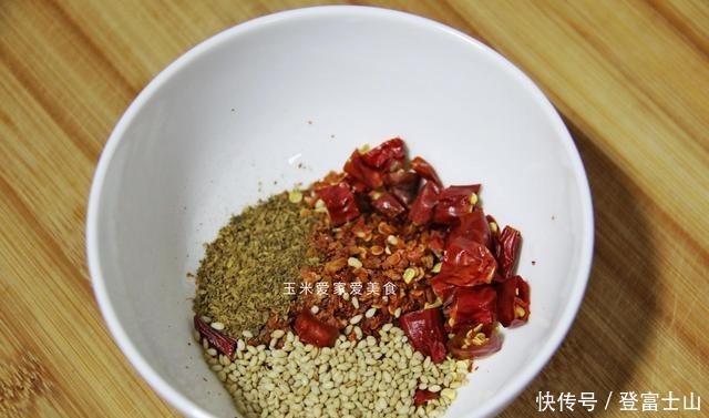 做法|包菜最下饭的做法,一次拌5瓶,酸辣脆爽,比吃肉还香