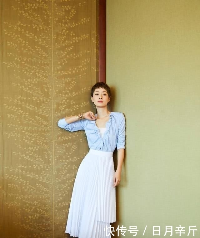 马伊|马伊琍简直是“气质女神”,墨绿色雪纺衫配半裙,尽显知性优雅感!