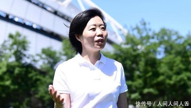  活动|知性优雅！女排奥运冠军出席徒步活动，如今身居高位气质更胜从前