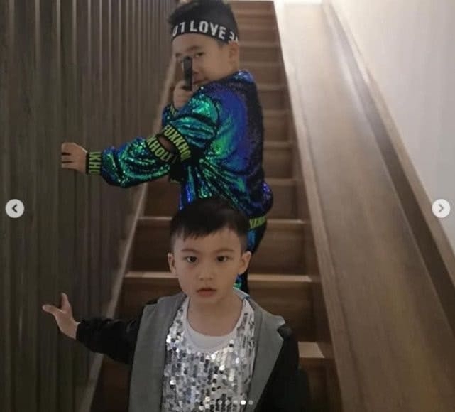  应采|应采儿带儿子和闺蜜聚会，Jasper梳凤梨头配发带太像陈小春