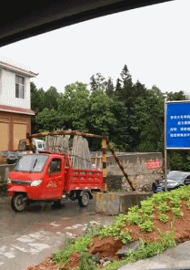 GIF|搞笑GIF:真的搞不懂这种操作是为了什么,为了开快点?还是帅?