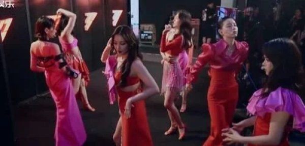 跳舞|万茜受伤依然站C位,全员单手跳舞有团魂,宁静顾全大局帮忙拉票