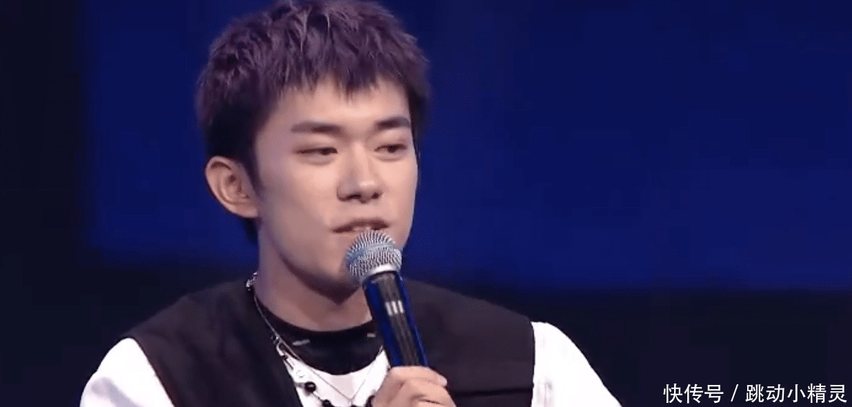  易烊千玺|《街舞3》总决赛易烊千玺坐姿慵懒，粉丝像极了在家看电视的我