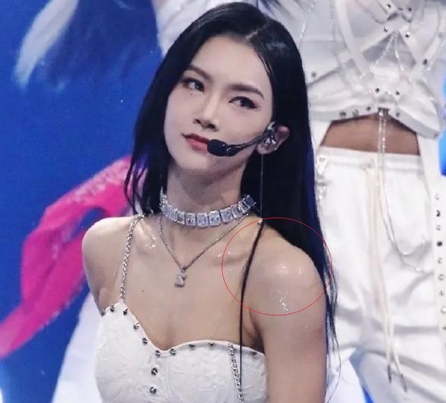  决赛|《青2》决赛服装被嘲“地摊货”，链子断了网纱破了，还跳完舞蹈